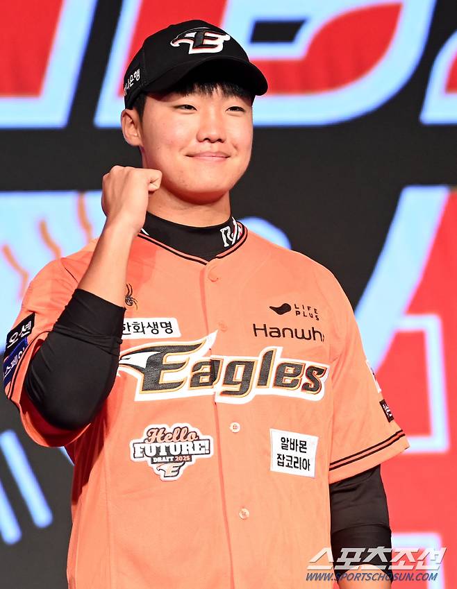 11일 롯데호텔 월드 서울에서 열린 2025 KBO 드래프트, 전체 2순위로 한화에 지명된 전주고 정우주가 포즈를 취하고 있다. 잠실=허상욱 기자 wook@sportschosun.com/2024.09.11/