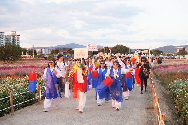 지난 27일 양주 천일홍 축제 플라워 시민 퍼레이드에 참여한 시민들이 나리농원에서 퍼포먼스를 보이고 있다. ＜사진=양주시＞