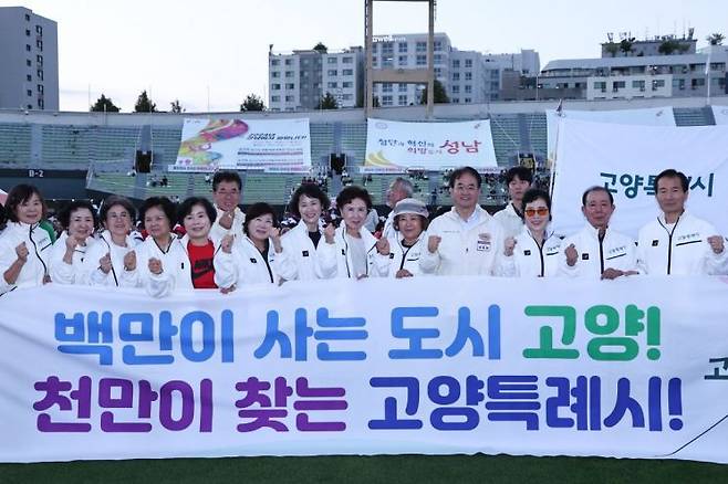 이동환 고양시장이 지난 27일 제35회 경기도생활체육대축전 고양시 선수단과 기념촬영을 하고 있다. ＜사진=고양시＞