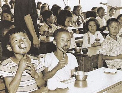 1964년 서울 응암국민학교에서 학교 급식으로 빵을 먹는 아이들. 당시 정부는 쌀을 절약하기 위해 대대적인 혼·분식 장려 운동을 펼쳤으나, '흰 쌀밥'에 대한 국민의 열망을 잠재우지는 못했다. /서해문집