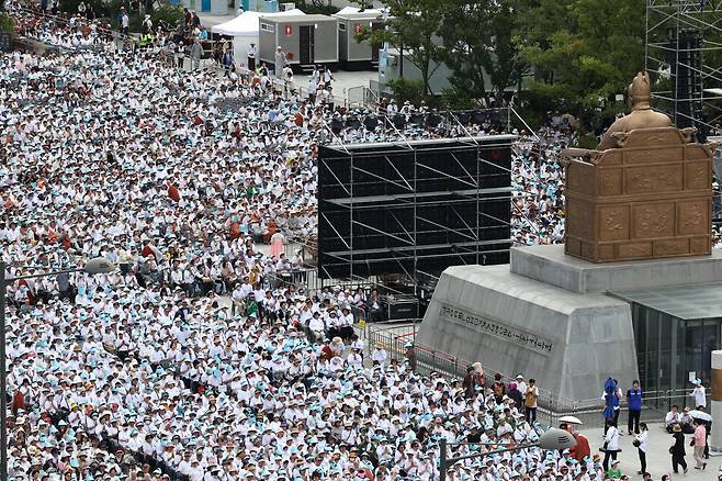 28일 오후 서울 광화문광장에서 열린 2024 국제선명상대회에서 불자들이 국민오계 수계법회에 참여하고 있다. /뉴스1