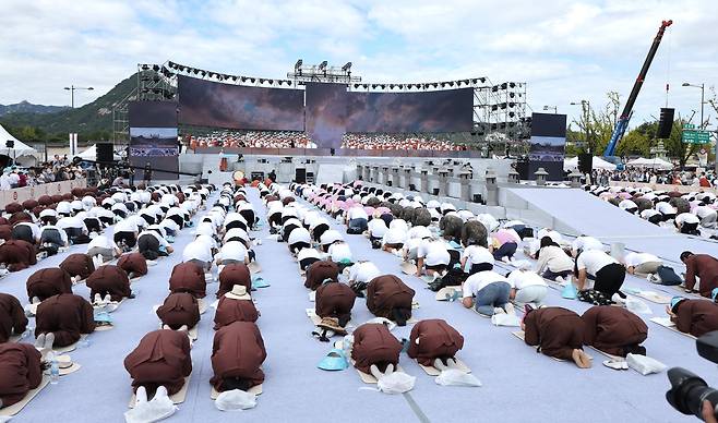 28일 오후 서울 광화문광장에서 열린 2024 국제선명상대회에서 불자들이 국민오계 수계법회에 참여하고 있다. /뉴스1