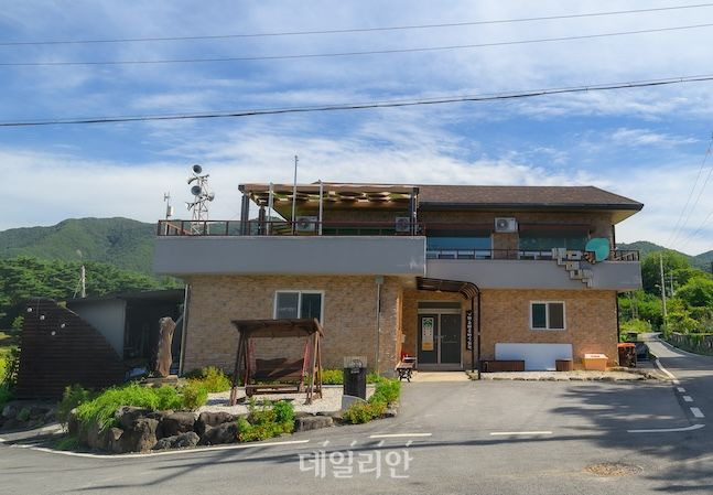 평촌명품마을은 3인실 2개, 4인실 1개를 갖춘 민박시설도 운영 중이다. 모두 전화예약으로만 가능하다. 1층은 마을회관으로 사용 중이다. ⓒ데일리안 배군득 기자