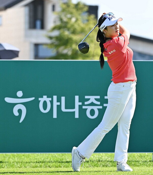 2024년 한국여자프로골프(KLPGA) 투어 하나금융그룹 챔피언십 우승 경쟁에 뛰어든 윤이나 프로가 3라운드에서 경기하는 모습이다. 사진제공=KLPGA