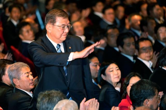 이시바 시게루 일본 집권 자민당 신임 총재가 27일 도쿄 당 본부에서 열린 총재 선거 투표 결과 제28대 총재로 선출되자 인사하고 있다. 도쿄=AP 뉴시스