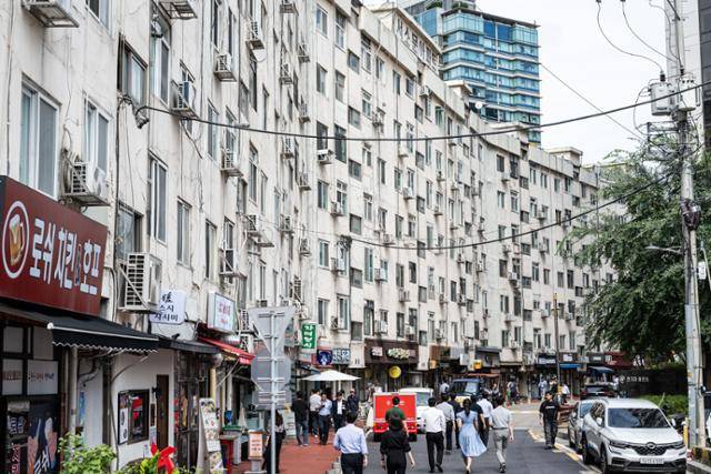 인근 직장인들이 25일 점심 서울 서대문구 서소문아파트 1층과 인근 상가에서 점심을 먹기 위해 몰려들고 있다. 처음부터 상가아파트로 건축됐던 서소문아파트는 지금도 공실 없이 매장들이 들어서 있다.