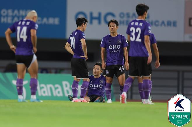 충남아산에 패한 안양 선수단. 사진=프로축구연맹