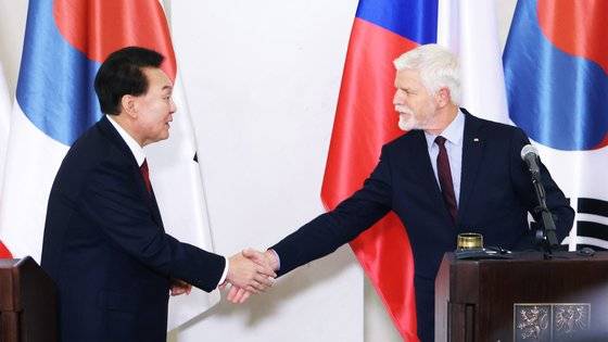 윤석열 대통령이 지난 19일(현지시간) 체코 프라하성에서 열린 한·체코 정상 공동 기자회견을 마치고 페트르 파벨 체코 대통령과 악수하고 있다. 연합뉴스