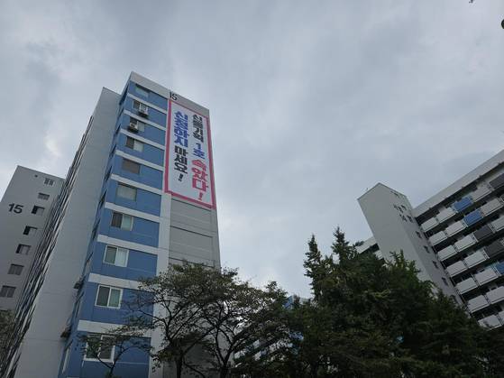 신속통합기획으로 재건축을 추진 중인 여의도 시범 아파트에 신통기획 반대 현수막이 붙어 있다. 오유진 기자