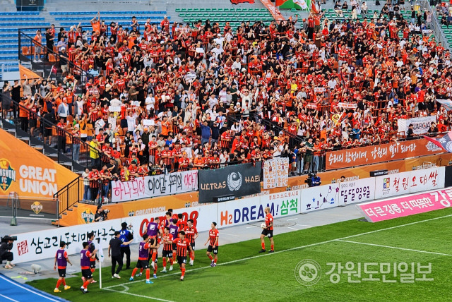 ▲ 28일 강릉종합운동장에서 열린 하나은행 K리그1 2024 32라운드 대구FC전. 황문기 선수 득점 후 선수들과 홈 팬들이 환호하고 있다.황선우