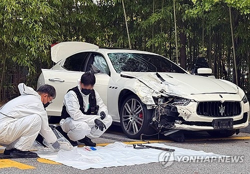 지난 25일 광주 서부경찰서에서 국립과학수사연구원 관계자들이 ‘음주운전 뺑소니 사망사고’ 차량인 마세라티를 대상으로 정밀 감정을 하고 있다. 연합뉴스