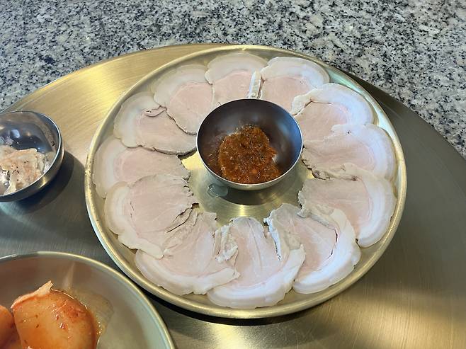 Cold steamed pork slice (Kim Da-sol/The Korea Herald)