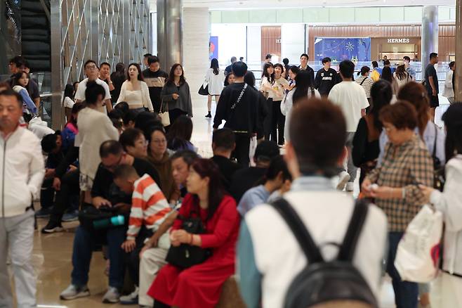 Tourists crowd a duty-free shopping mall in Seoul. [YONHAP]