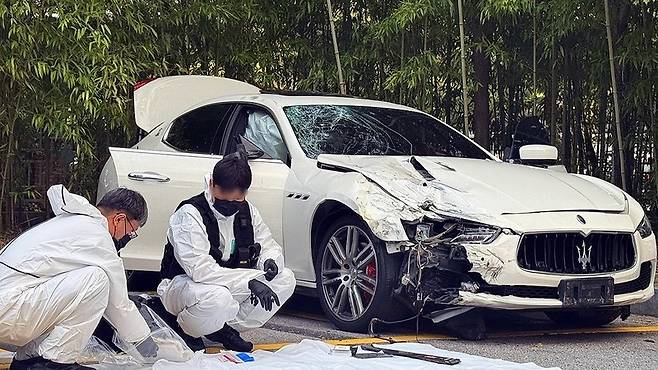 지난 25일 오후 광주 서부경찰서에서 국립과학수사연구원 관계자들이 '음주 뺑소니 사망사고' 차량인 마세라티를 대상으로 정밀 감정을 하고 있다/사진=연합뉴스