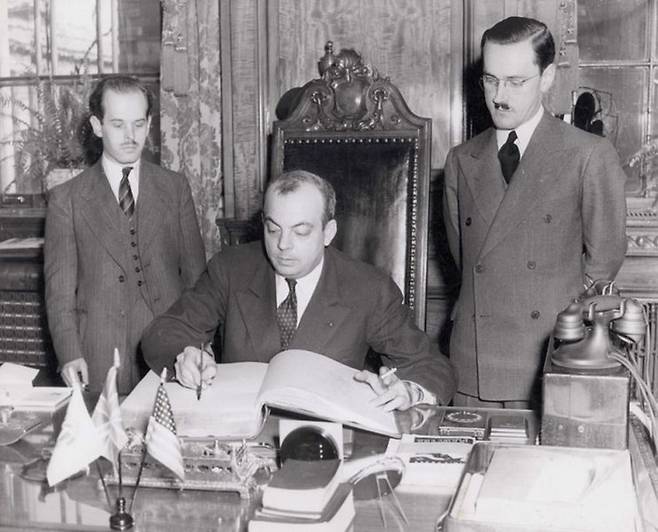 “우리 프랑스를 도와주시오.” 캐나다에 방문한 앙투안.