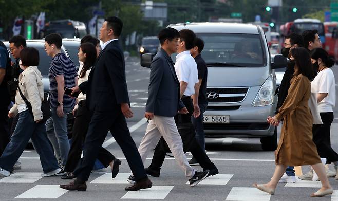 서울 광화문 네거리에서 시민들이 긴소매 옷을 입고 출근하고 있다. /사진=뉴스1