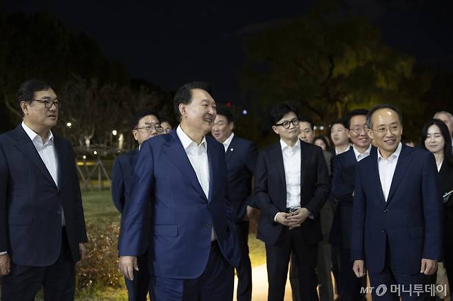 (서울=뉴스1) 송원영 기자 = 윤석열 대통령이 24일 용산 대통령실 앞 분수정원에서 국민의힘 지도부와의 만찬을 마치고 한동훈 대표, 추경호 원내대표 등과 대화를 나누고 있다. (대통령실 제공) 2024.9.24/뉴스1 Copyright (C) 뉴스1. All rights reserved. 무단 전재 및 재배포, AI학습 이용 금지. /사진=(서울=뉴스1) 송원영 기자