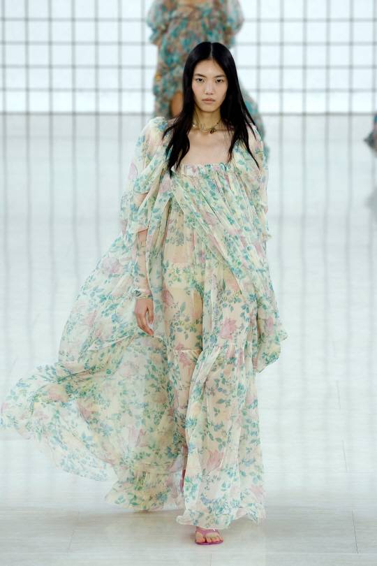 파리 패션위크  2025 봄 여름 패션                                                                                                                 신화통신=연합