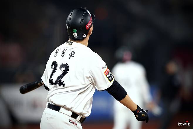 ▲ KT 장성우가&nbsp;27일 수원 KT위즈파크에서 열린 2024 신한 SOL뱅크 KBO 리그 키움과의 경기에서 1회말 좌월 3점홈런을 터뜨리면서 시즌 19호 홈런을 기록했다. 홈런 19개는 장성우의 커리어 하이다.&nbsp;ⓒKT 위즈