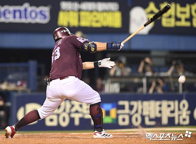 11일 오후 서울 송파구 잠실야구장에서 열린 '2024 신한 SOL Bank KBO리그' 키움 히어로즈와 LG 트윈스의 경기, 7회초 무사 1,2루  키움 최주환이 동점 적시타를 날리고 있다. 엑스포츠뉴스 DB