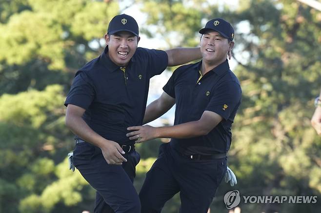 승리 확정한 뒤 기뻐하는 안병훈과 김시우 [Nathan Denette/The Canadian Press via AP=연합뉴스]