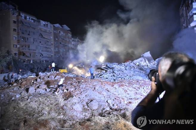 이스라엘군의 공습으로 폐허가 된 헤즈볼라 본부 주변 건물들  (다히예 UPI=연합뉴스) 27일(현지시간) 이스라엘군의 공습을 받은 레바논 수도 베이루트 교외 다히예에서 주민들이 중장비를 동원해 잔해를 치우려 시도하고 있다. 이스라엘군은 이날 다히예의 헤즈볼라 본부를 폭격했고 최소 6개 건물이 붕괴한 것으로 알려졌다. 2024.9.27