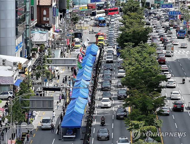 대구퀴어문화축제 열린 달구벌대로 (대구=연합뉴스) 윤관식 기자 = 28일 대구 중구 반월당사거리 인근 달구벌대로에서 '제16회 대구퀴어문화축제'가 개최되고 있다.
    이날 축제는 달구벌대로 5개 차로 중 3개 차로 180m를 사용해 열렸다. 2024.9.28 psik@yna.co.kr