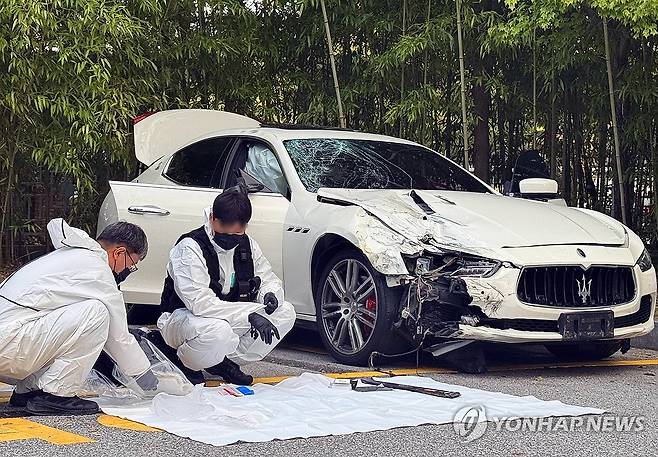 마세라티 정밀 감정하는 국과수 (광주=연합뉴스) 정다움 기자 = 지난 25일 오후 광주 서부경찰서에서 국립과학수사연구원 관계자들이 '음주 뺑소니 사망사고' 차량인 마세라티를 대상으로 정밀 감정을 하고 있다. 2024.9.26 daum@yna.co.kr