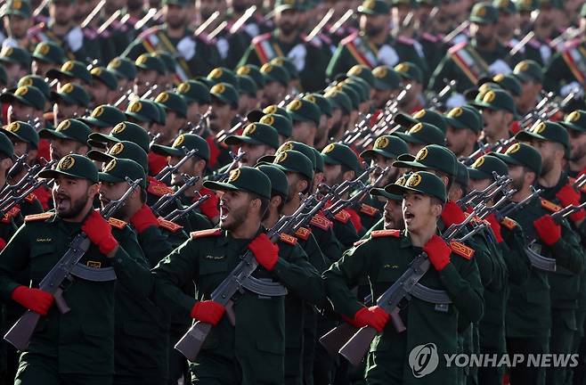 지난 21일(현지시간) 퍼레이드 중인 이란혁명수비대(IRGC) [EPA 연합뉴스 잘사진. 재판매 및 DB 금지]