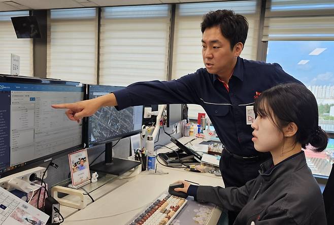 SK에너지 구성원이 SK이노베이션에서 자체 개발한 설비자산관리 시스템 '오션허브'를 활용해 업무를 진행하고 있다./사진=SK이노베이션