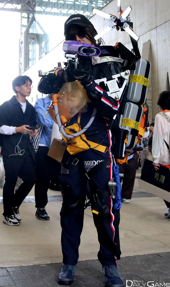 '데스 스트랜딩' 코스튬 플레이어는 조명이 움직이는 '첨단' 기술이 사용된 수트를 입고 있었습니다.