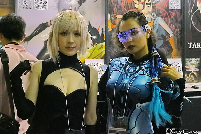 매력적인 외모에 빠져 자연스레 게임 시연을 하는 이도 있었을 것 같네요.