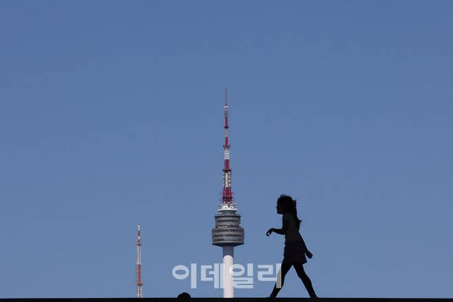 완연한 가을 날씨를 보인 29일 서울 용산구 국립중앙박물관에서 시민들이 휴일을 즐기고 있다. (사진=이데일리 이영훈 기자)