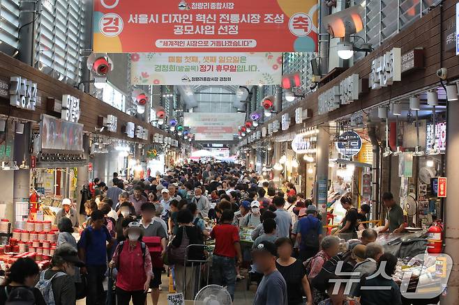 서울 동대문구 청량리종합시장이 제수용품 구매 등 장을 보는 시민들로 붐비고 있다. ⓒ News1 박세연 기자