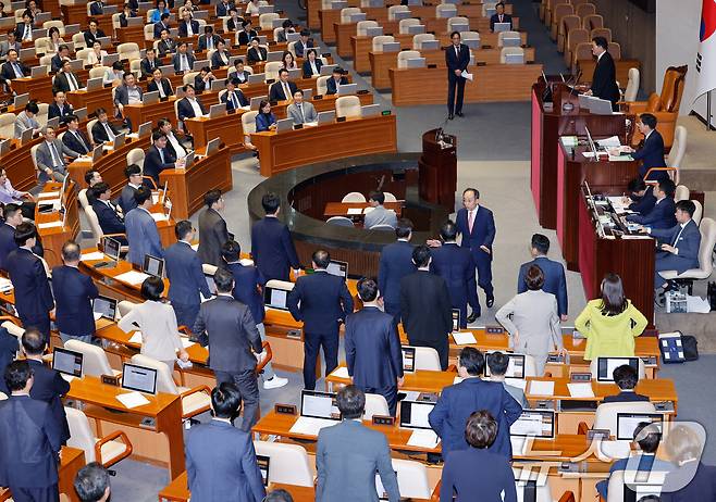 추경호 국민의힘 원내대표가 26일 오후 서울 여의도 국회에서 열린 제418회국회(정기회) 제9차 본회의에서 우원식 의장과 대화를 마치고 자리로 향하는 가운데 국민의힘 의원들이 정회를 요구하며 자리에서 일어나 있다. 이날 여당 추천 몫인 한석훈 국가인권위원 선출안이 득표율 39.93%로 부결되자 국민의힘은 여야 합의안인데 부결됐다며 항의했다. 2024.9.26/뉴스1 ⓒ News1 안은나 기자