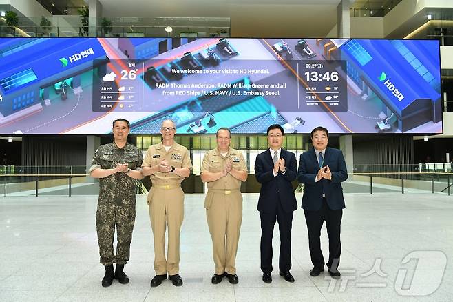 (왼쪽부터)신현승 방위사업청 함정사업부장과 미 해군 윌리엄 그린 소장, 토마스 앤더슨 소장, 주원호 HD현대중공업 특수선사업대표, 신종계 HD한국조선해양 기술자문.(HD현대 제공) ⓒ News1 한재준 기자
