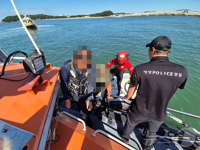 29일 오전 충남 보령 남포방조제 인근 해상에서 보트가 전복되는 사고가 발생, 해경이 승선원 구조 작업을 하고 있다. (보령해경 제공) /뉴스1