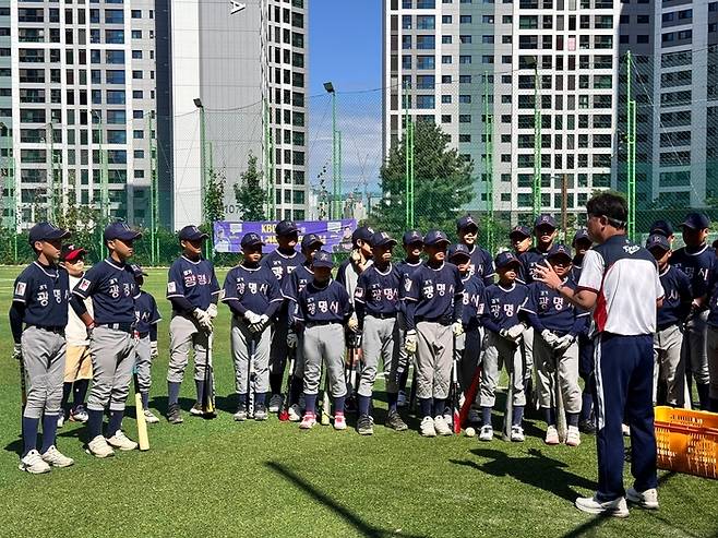 류지현 한국 야구 대표팀 코치가 지난 28일 광명경기항공고에서 광명리틀야구단 선수를 대상으로 원포인트 레슨을 하고 있다. 사진 | KBO