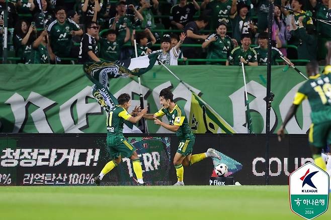 전북 김진규(오른쪽)가 제주전에서 선제골을 넣고 환호하고 있다. 사진 | 한국프로축구연맹