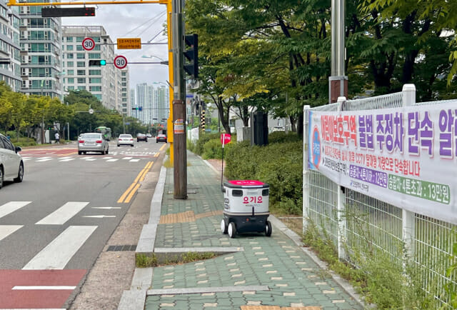 뉴빌리티X요기요 배달로봇 '뉴비'가 인천 송도 일대에서 배달 업무를 수행 중이다. (사진=지디넷코리아 신영빈 기자)