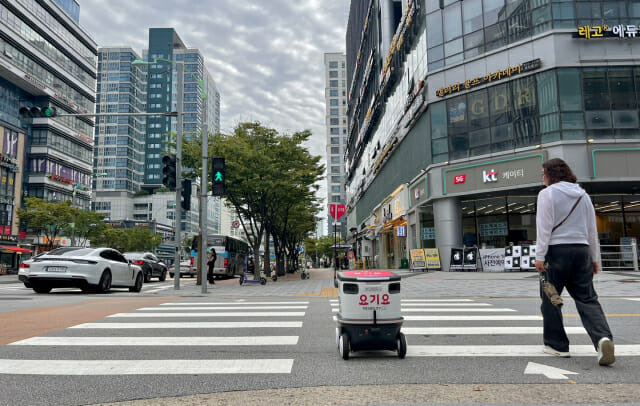 뉴빌리티X요기요 배달로봇 '뉴비'가 인천 송도 일대에서 배달 업무를 수행 중이다. (사진=지디넷코리아 신영빈 기자)