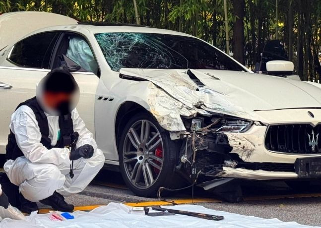 지난 25일 오후 광주 서부경찰서에서 국립과학수사연구원 관계자들이 '음주 뺑소니 사망사고' 차량인 마세라티를 대상으로 정밀 감정을 하고 있다. [이미지출처=연합뉴스]