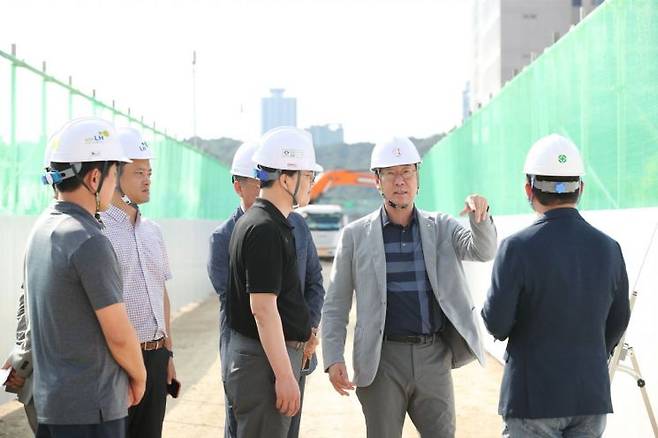 27일 경부고속도로 상부 임시보행로 현장을 찾은 정명근(오른쪽 두번째) 화성시장이 개통 준비 상황을 점검하고 있다. [사진제공=화성시]