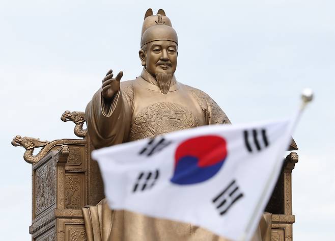 서울 종로구 광화문광장 세종대왕 동상 앞에서 태극기가 휘날리고 있다. /뉴스1