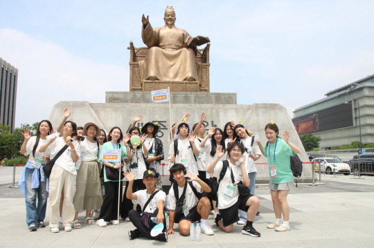 광화문서 포즈 취하는 차세대 동포들. 연합뉴스