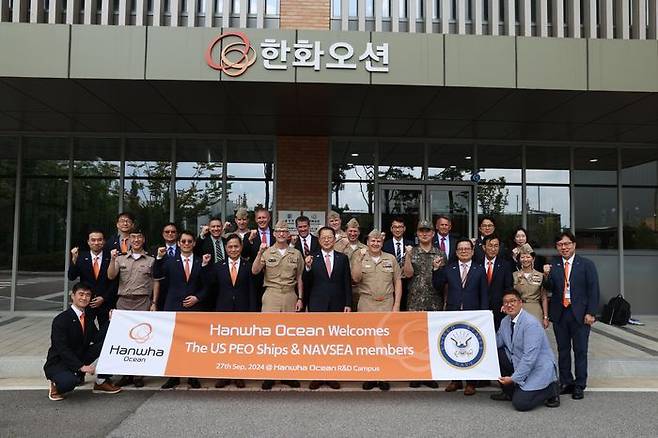 미국 해군 함정사업을 주관하는 고위 관계자들이 27일 경기도 시흥 한화오션 R&D캠퍼스를 방문해 기념촬영을 하고 있다. 앞줄 왼쪽 세 번째부터 특수선 해외사업단장 정승균 부사장, 제품전략기술원장 손영창 부사장, 미국 해군 NAVSEA(Naval Sea Systems Command) 윌리엄 그린 제독(소장), 한화오션 김희철 사장, 토마스 앤더슨 제독(소장), 방위사업청 함정사업부장 신현승 준장, 특수선사업부장 어성철 사장. ⓒ한화오션