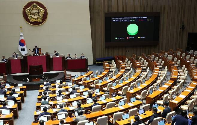 2일 오후 서울 여의도 국회에서 열린 제414회 국회(임시회) 제1차 본회의에서 국민의힘 의원들이 퇴장한 가운데 순직 해병 수사 방해 및 사건 은폐 등의 진상규명을 위한 특별검사의 임명 등에 관한 법률안이 가결되고 있다. 뉴시스