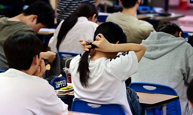 2025학년도 대입을 앞두고 대학수학능력시험 9월 모의평가가 실시된 4일 오전 서울 양천구 목동종로학원에서 수험생들이 시험을 준비하고 있다. 연합뉴스