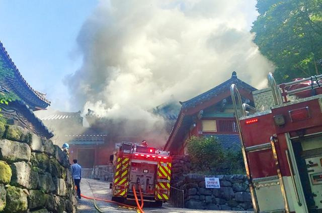 29일 오전 광주 동구 무등산 증심사 내 공양간에서 불이 나 소방 당국이 진화 작업을 하고 있다. 연합뉴스