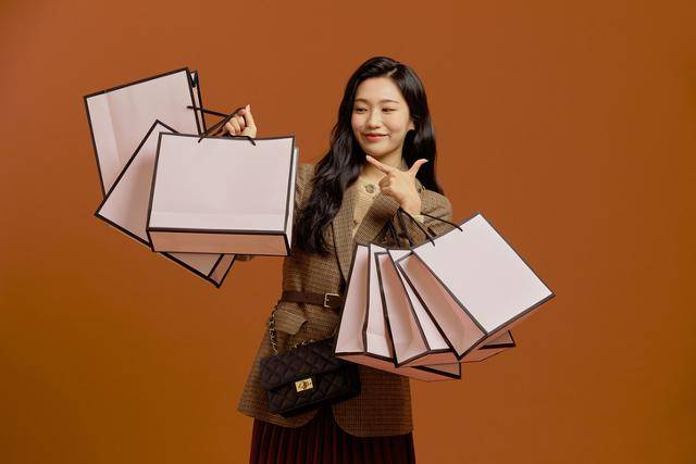 '욜로(YOLO)'는 불확실한 미래보다 현재의 행복에 집중하며 적극적인 소비 생활을 지향하는 삶의 자세를 말한다. 2010년부터 유행했지만, 최근 전 세계적인 불경기로 욜로족이 줄어들고 있다. 게티이미지뱅크